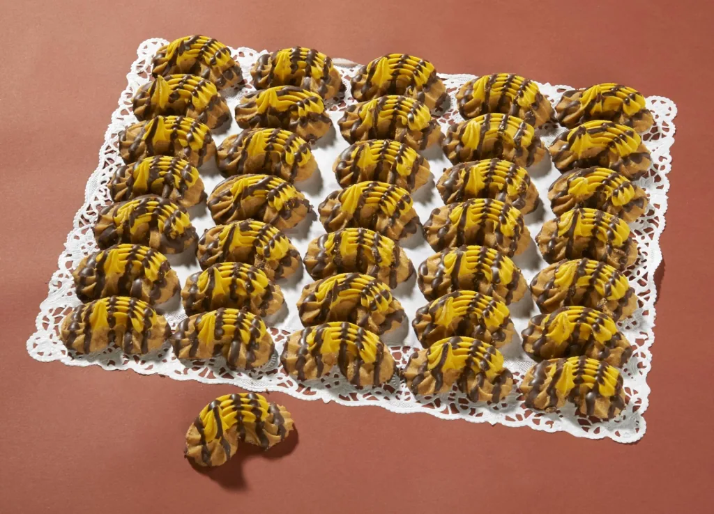 Sandy shortbread “Leopard Paws”, horseshoe-shaped, 3 x 200 g