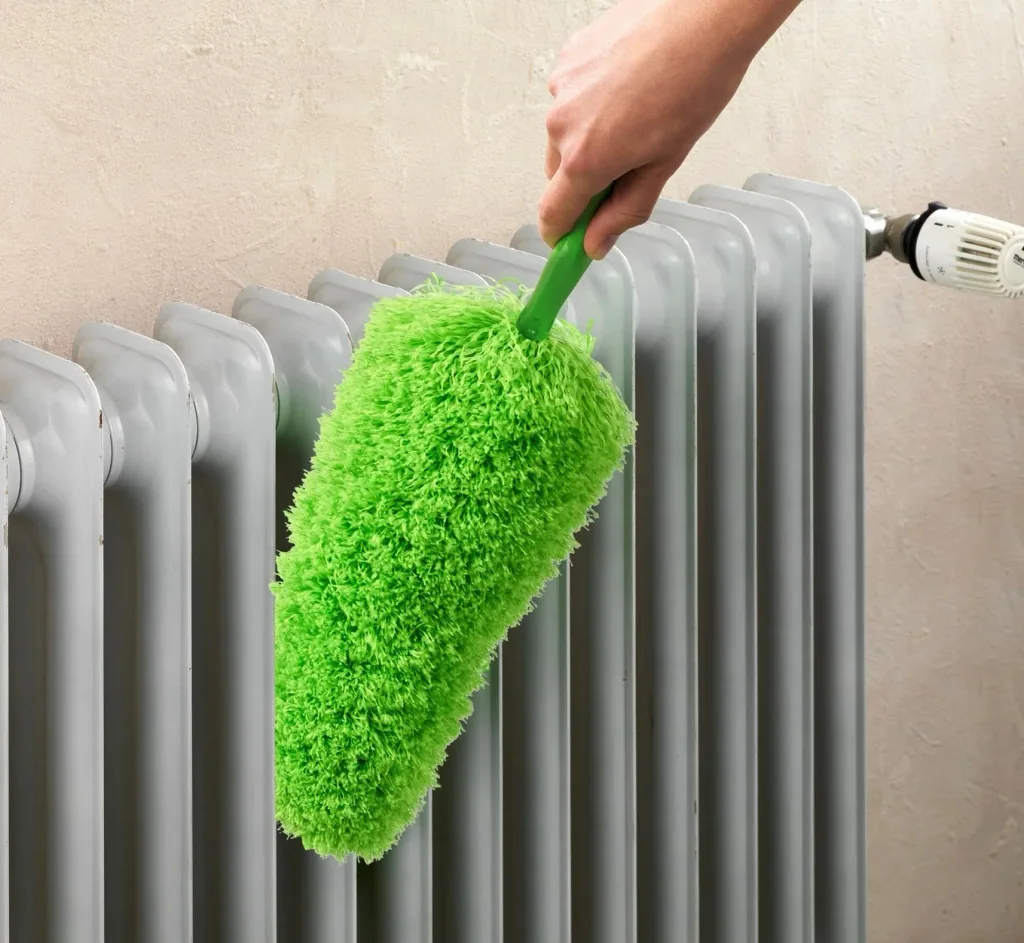 Telescopic feather duster