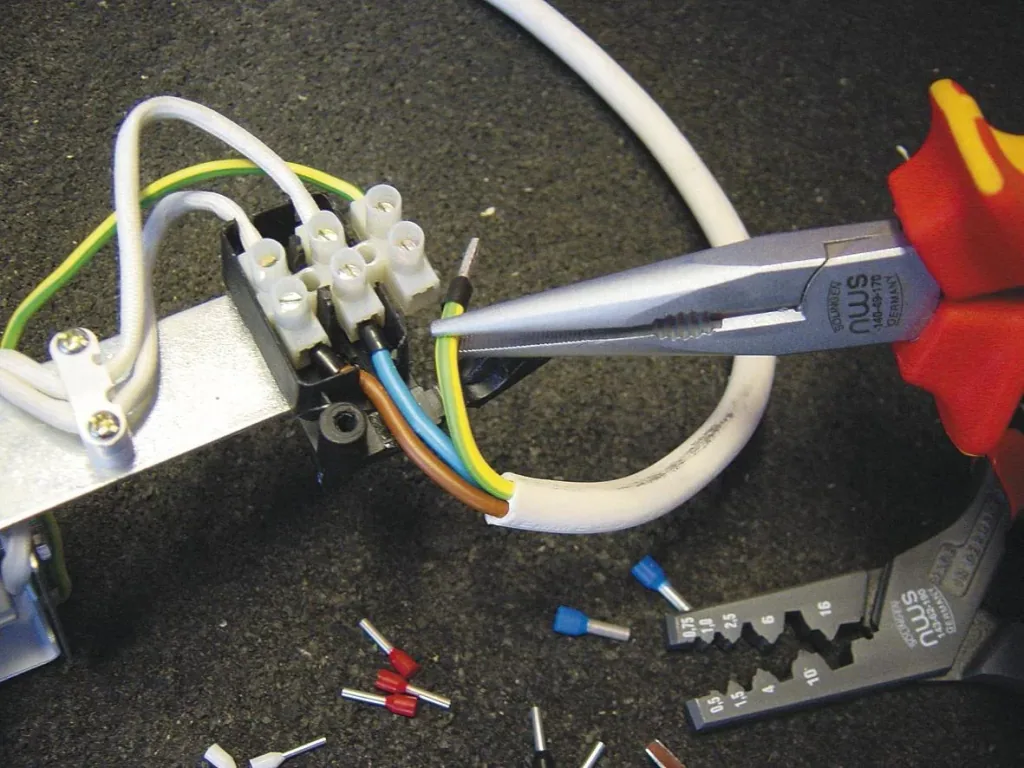 Insulated wire end ferrules assortment with pliers and screwdriver