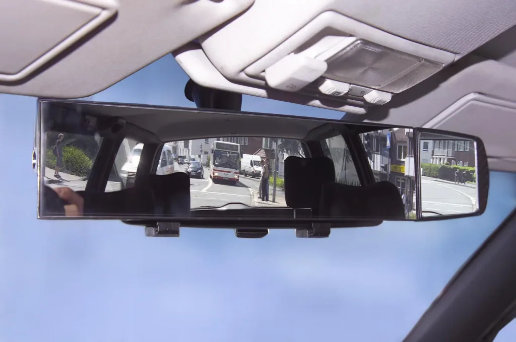 Wide-angle mirror with additional mirror