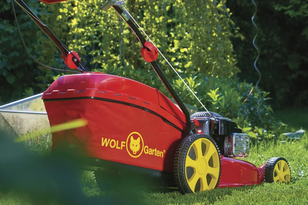 Petrol lawn mower with self-propelled drive - A 460 A SP HW