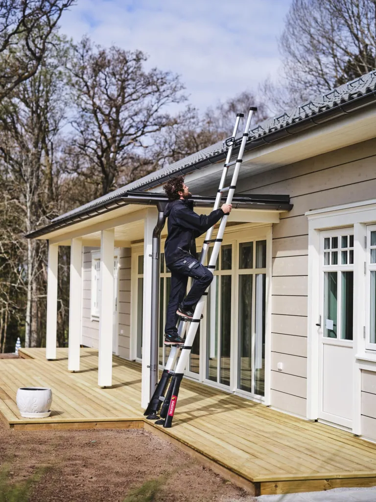 Telescopic leaning ladder, PrimeLine, 4.1 meters, with stabilizer