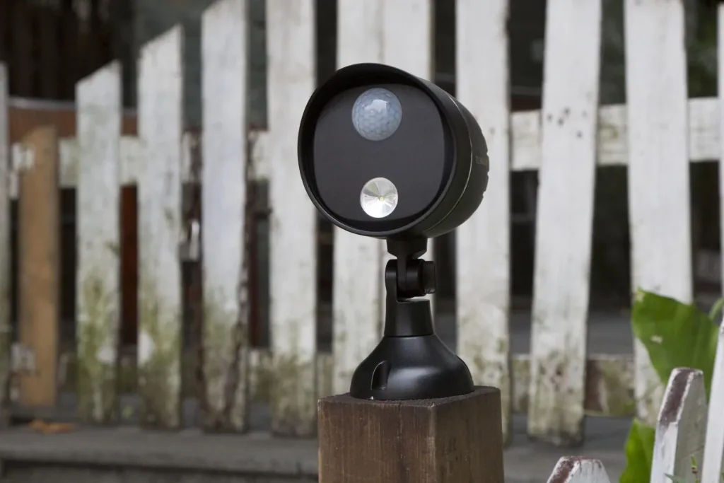 Battery-operated LED outdoor light with PIR motion detection