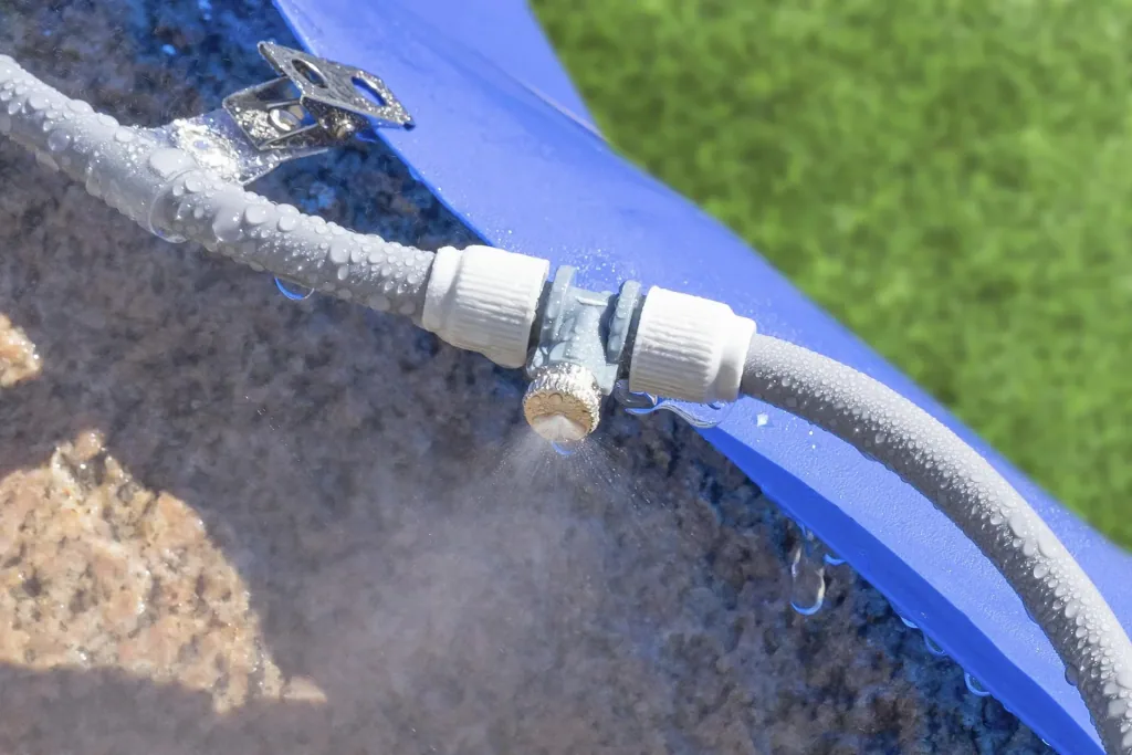 Water atomizer and irrigation set