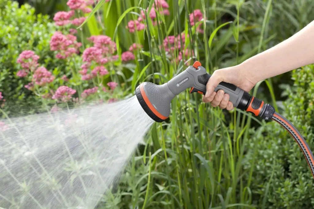 Comfort shower for flowerbeds, impulse trigger with locking function