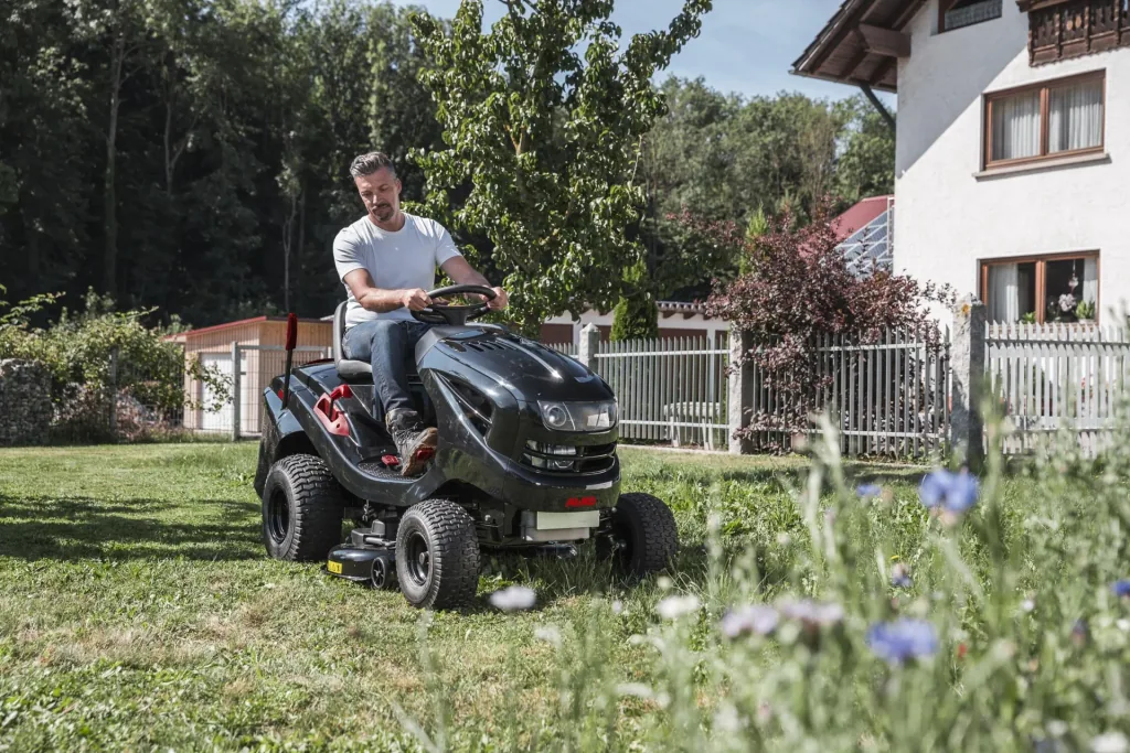 Petrol lawn tractor Easy 15-93.2 HD-A - 2 in 1 function