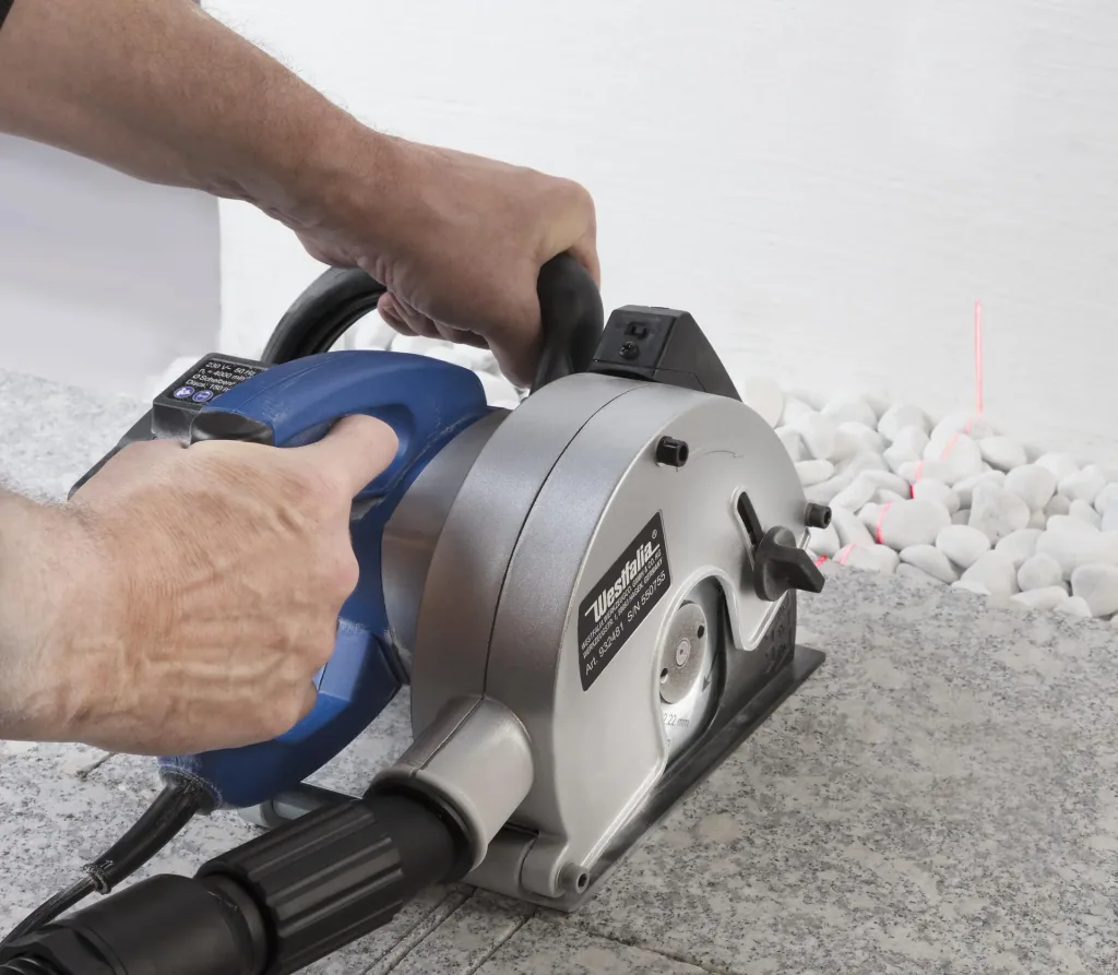 Wall chaser 1700 watts including 2 diamond cutting discs 150 mm