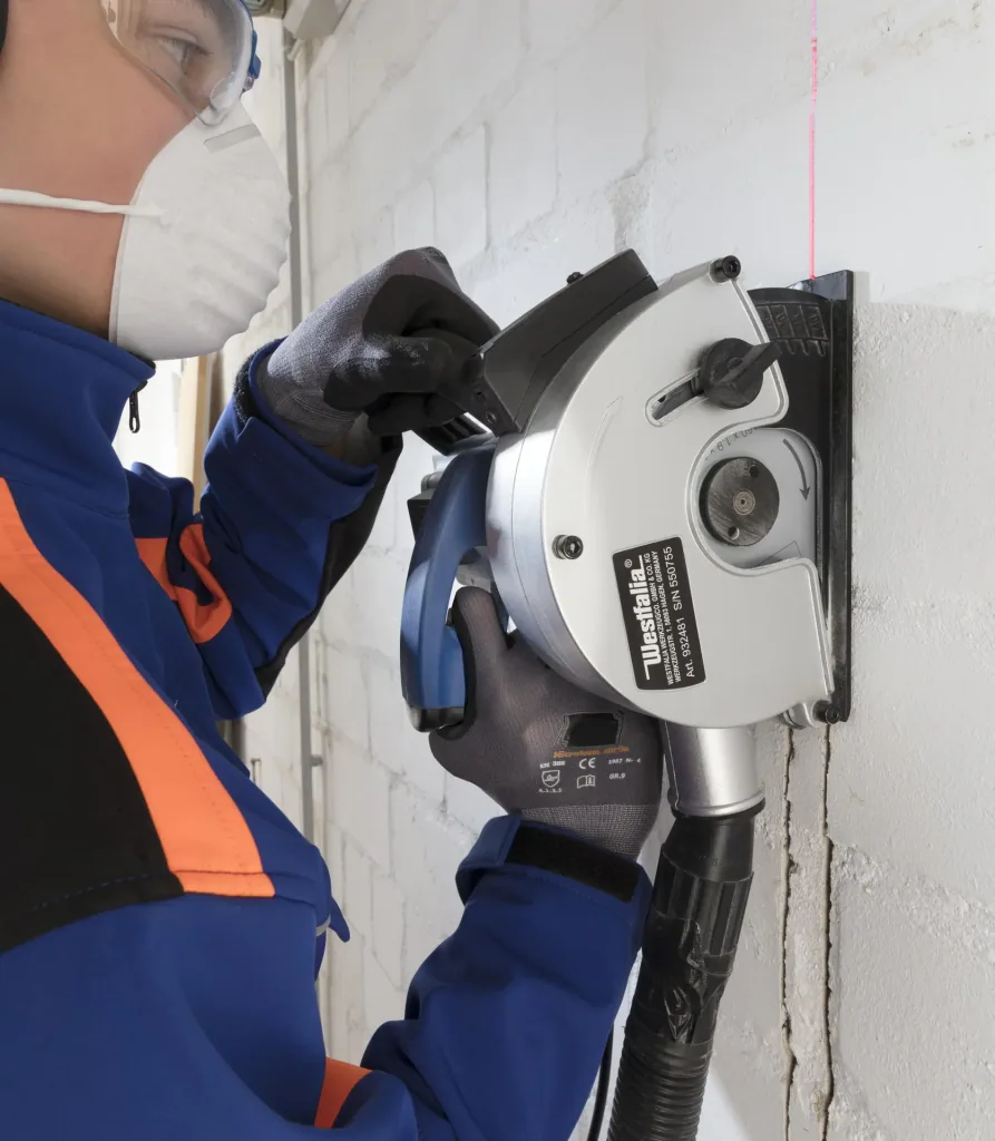 Wall chaser 1700 watts including 2 diamond cutting discs 150 mm