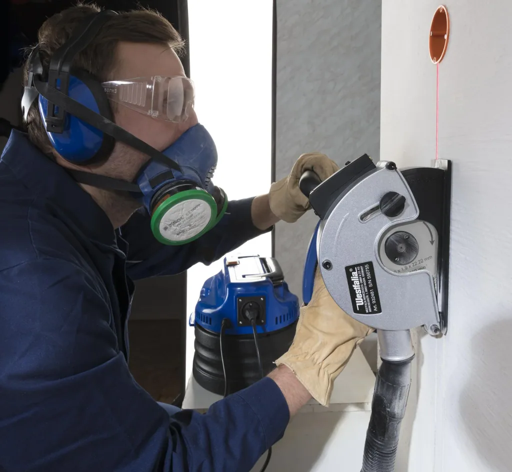 Wall chaser 1700 watts including 2 diamond cutting discs 150 mm