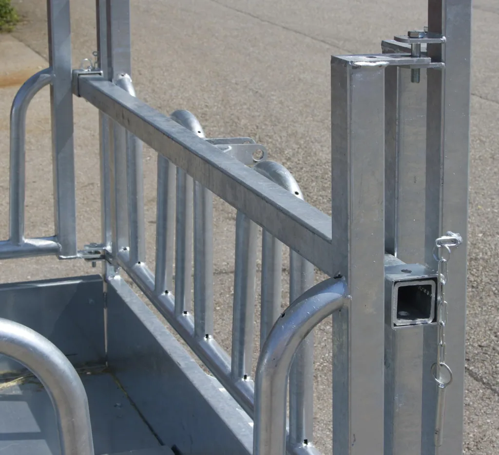 Square hay rack with palisade feeding grid, for cattle and horses