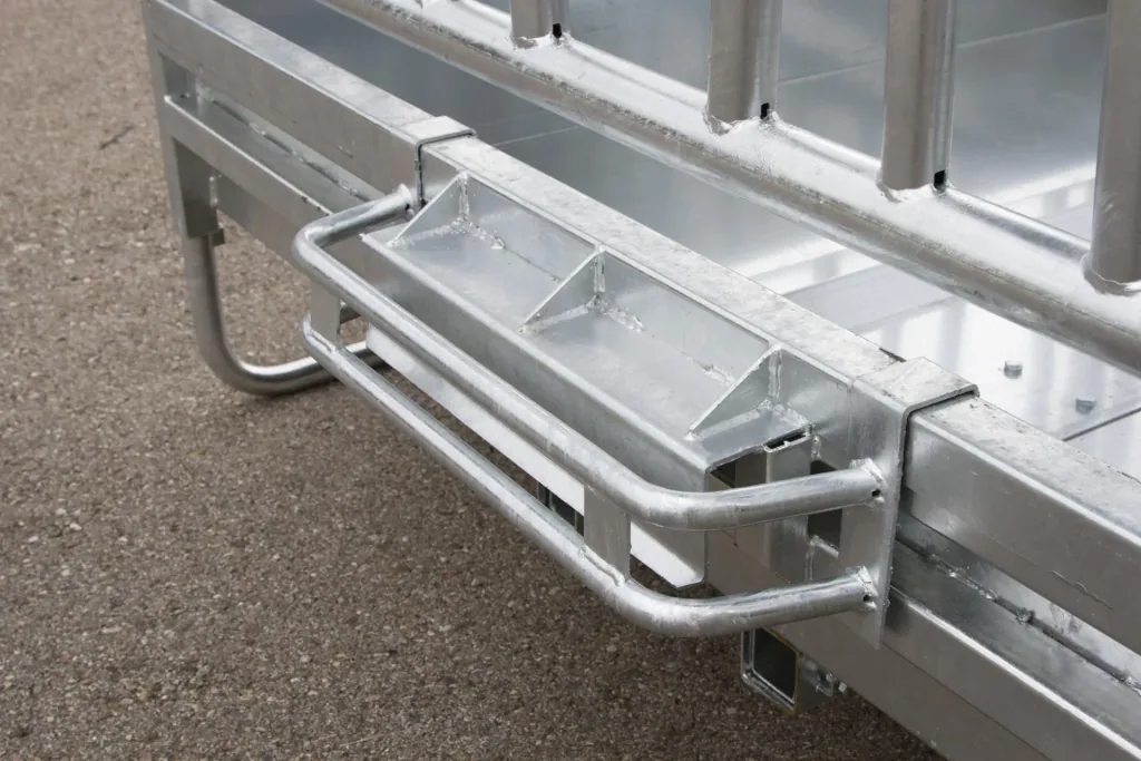 Square hay rack with palisade feeding grid, for cattle and horses