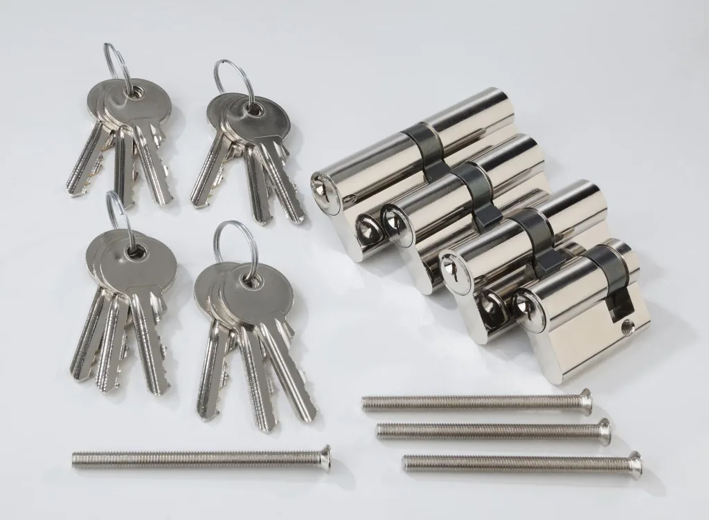 Lock cylinder set 4-piece with 12 keys without side security recess