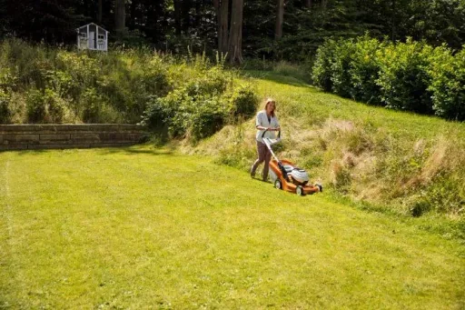 Cordless lawn mower RMA 443 C