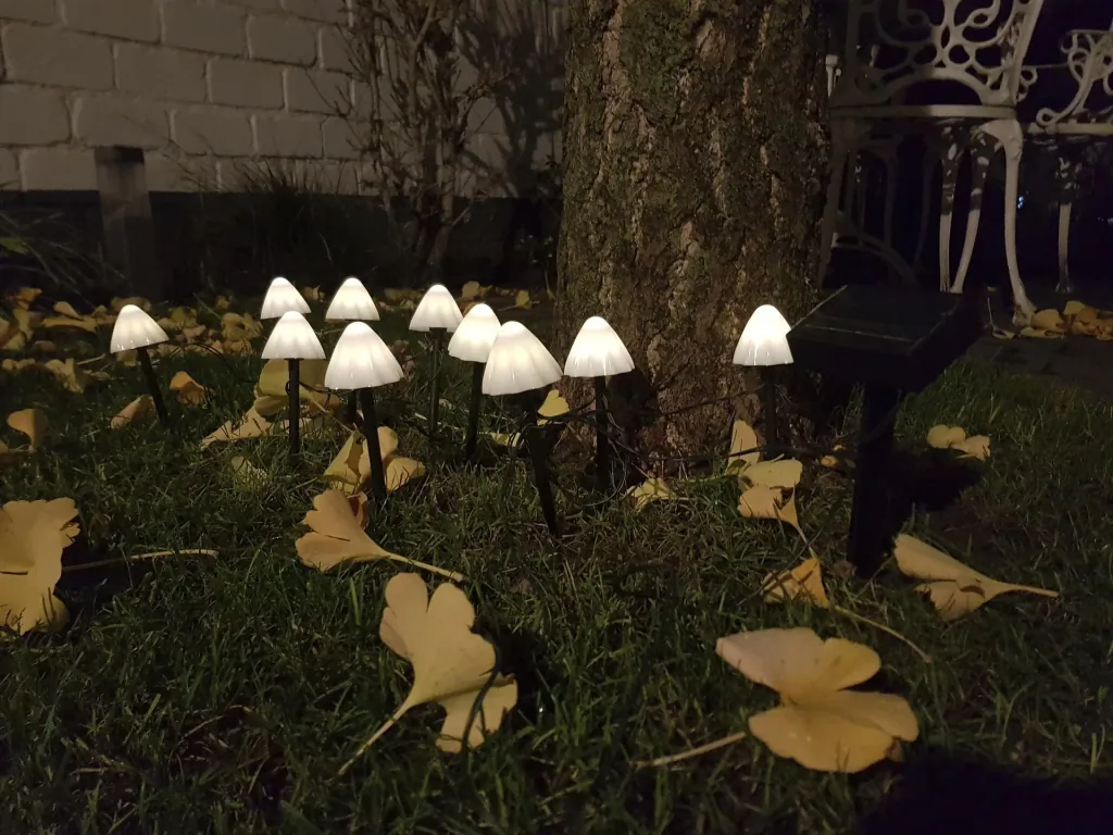 Solar light chain "Mushroom", with 20 warm white LEDs