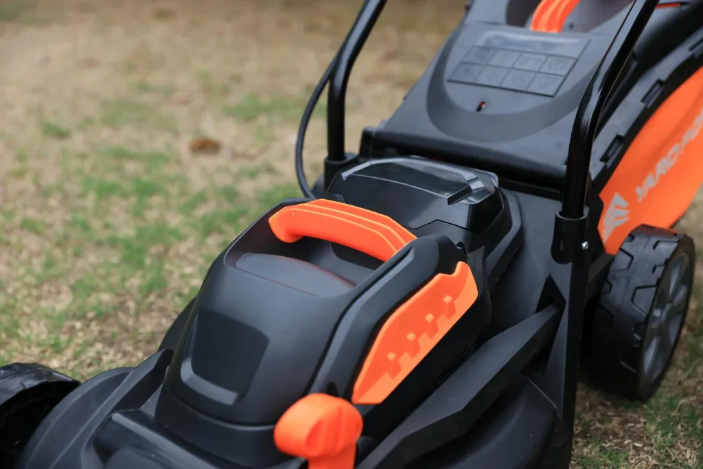 LM C33 20 V cordless lawn mower, including battery and charger