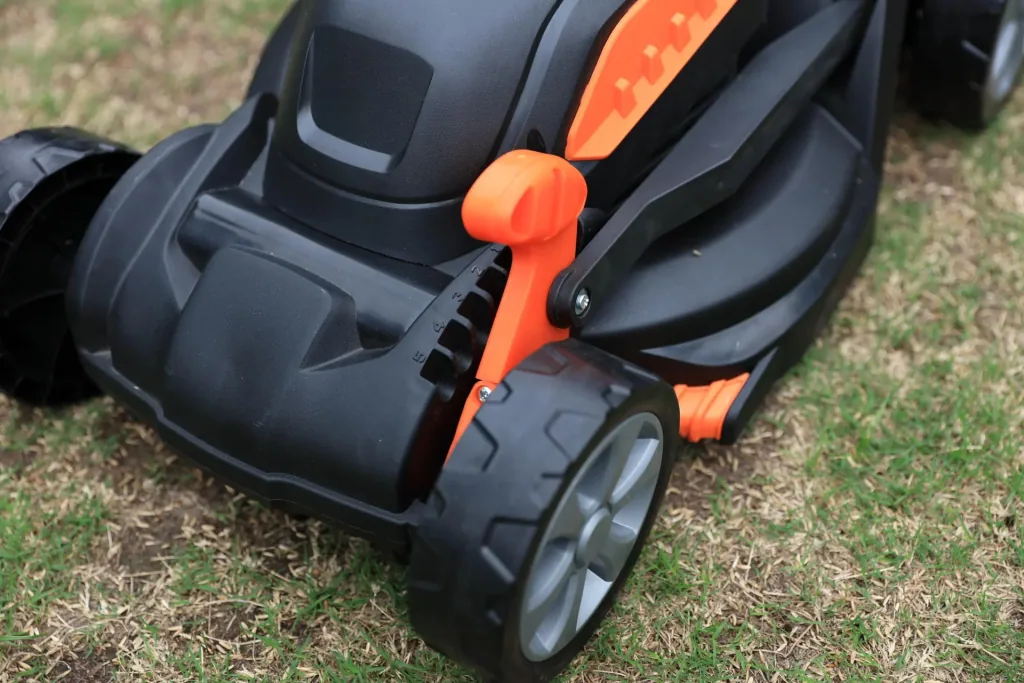 LM C33 20 V cordless lawn mower, including battery and charger