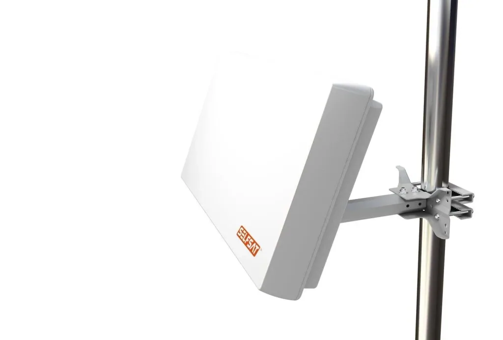 Sat flat antenna with replaceable Quattro LNB