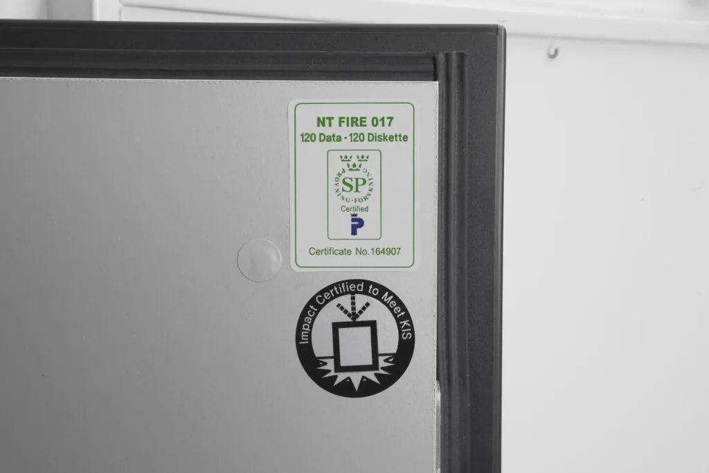 Data Commander data protection safe, external dimensions 1160 x 690 x 720 mm, with key lock