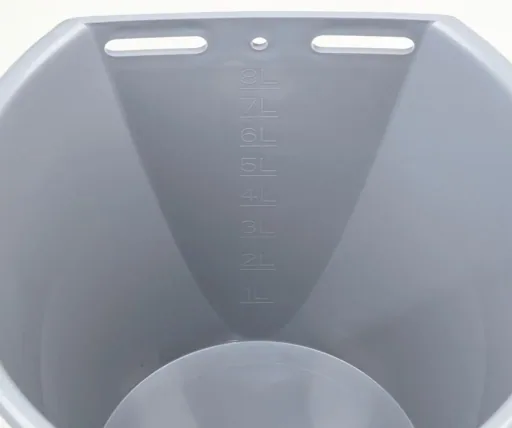 Drinking bucket with screw valve, 8 l
