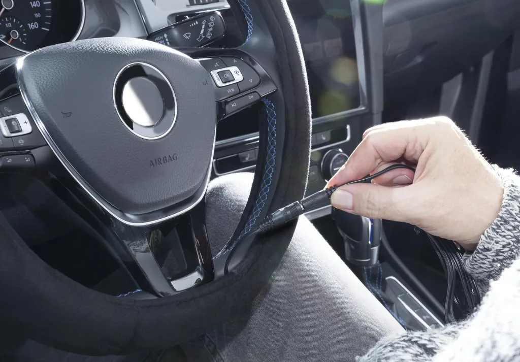 Heated steering wheel cover, 12 volts