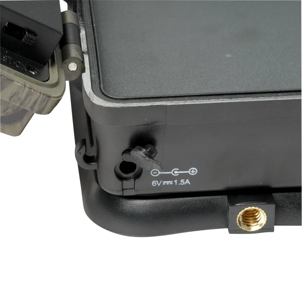 Wildlife and surveillance camera with 8 MP, 2" color display and integrated GSM module