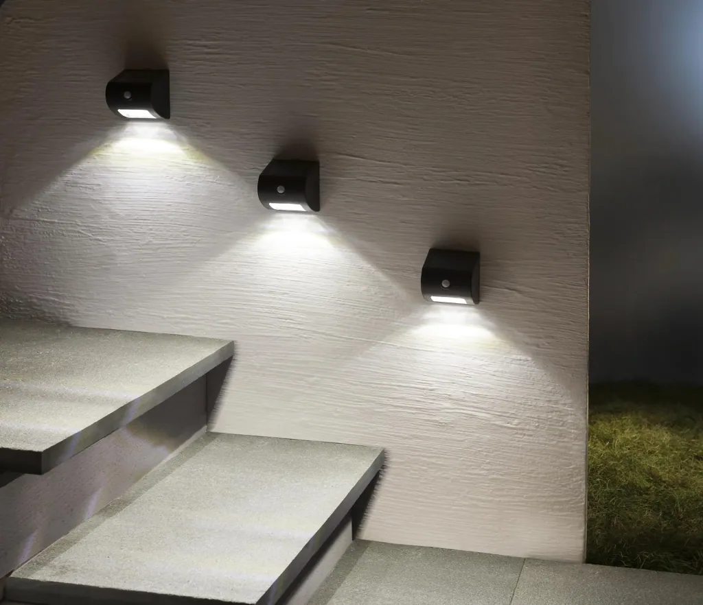 Solar wall and fence light with motion detector