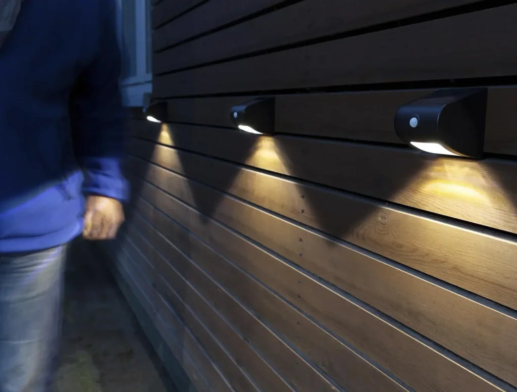 Solar wall and fence light with motion detector