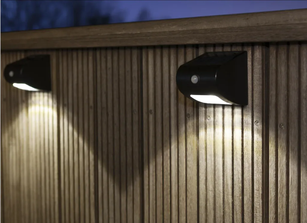 Solar wall and fence light with motion detector