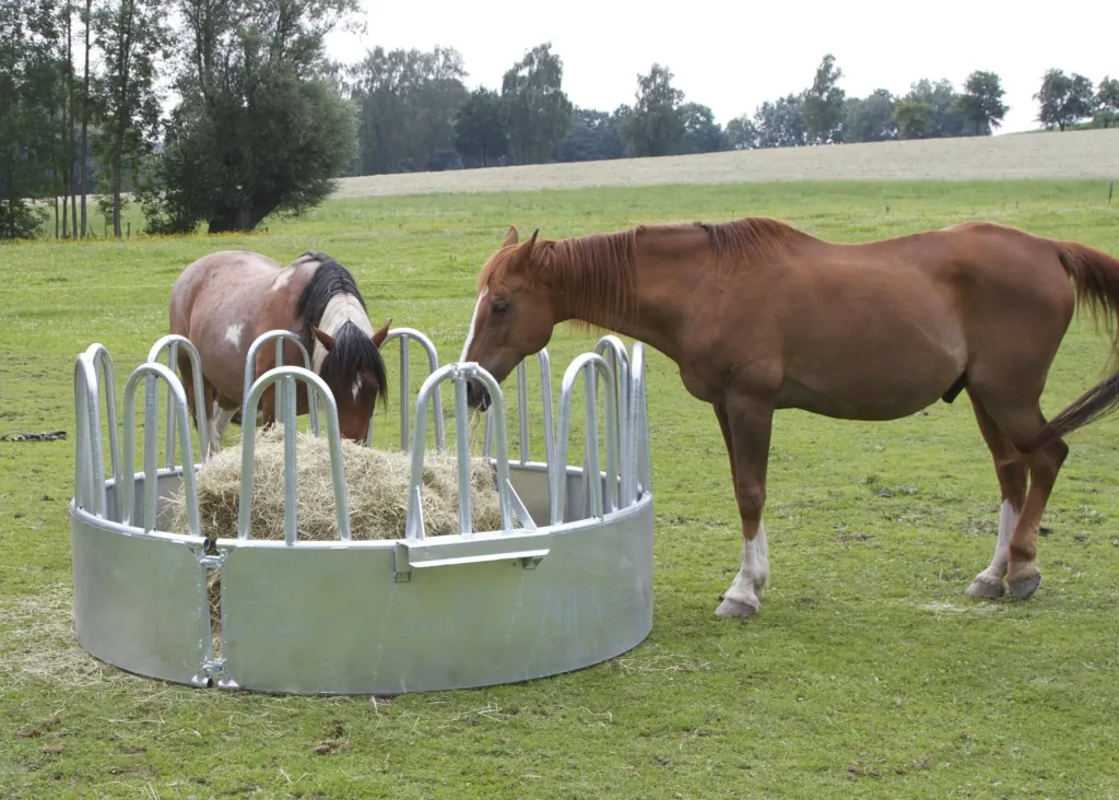 Round hay rack with 12 feeding places