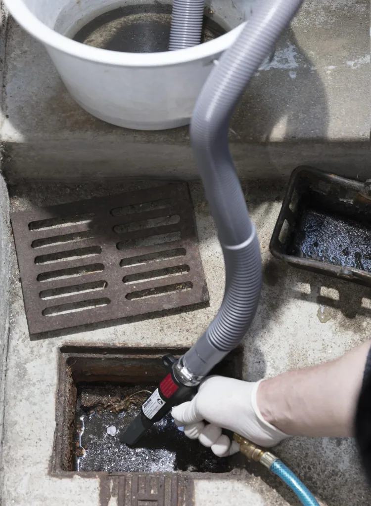 Compressed air vacuum cleaner with 3 nozzles