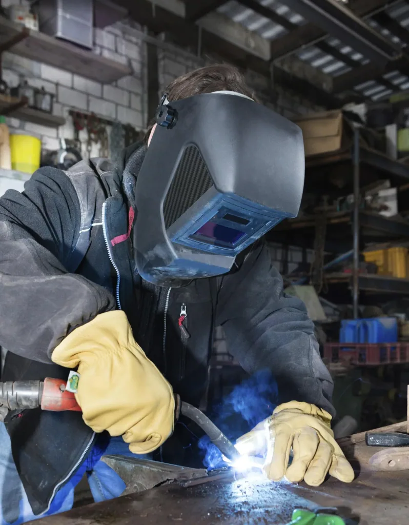 Automatic welding helmet