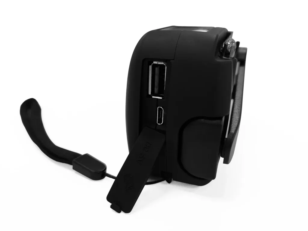 Solar crank radio with flashlight