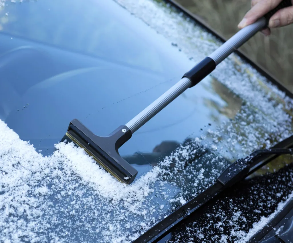 Telescopic ice scraper with brass blade and wiper lip