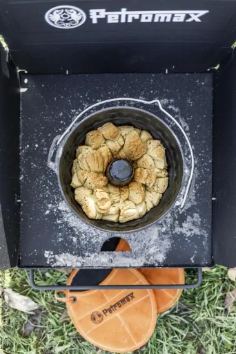 Bundt pan gf1 with cake base lid
