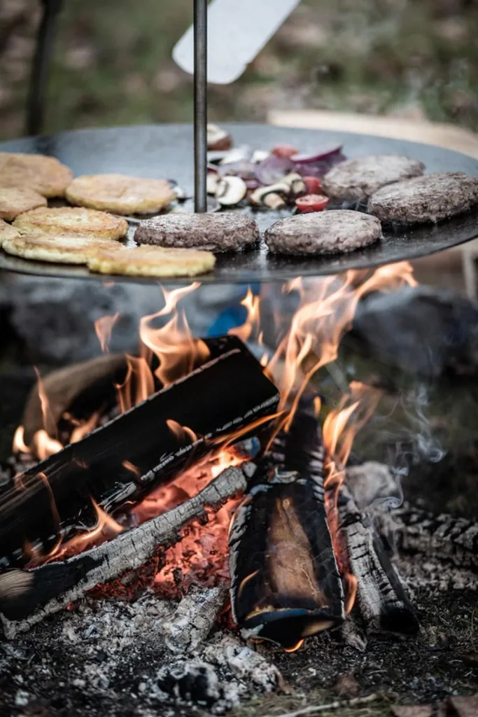 Hanging fire bowl for tripod