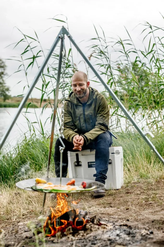 Hanging fire bowl for tripod