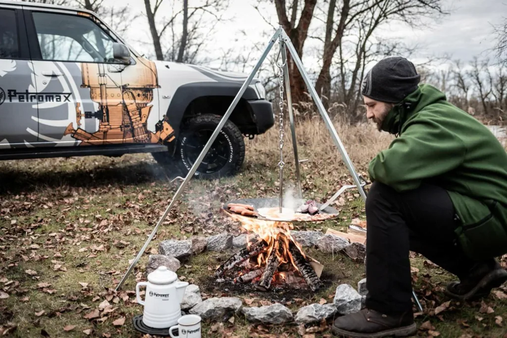 Hanging fire bowl for tripod