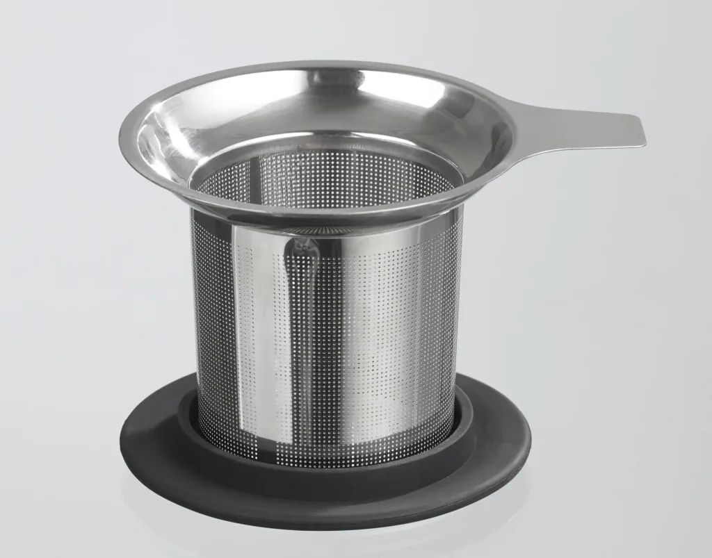 Stainless steel tea strainer with silicone lid