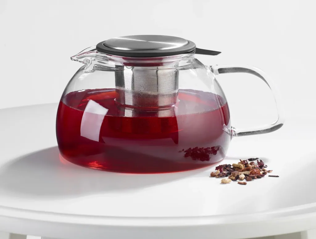 Stainless steel tea strainer with silicone lid