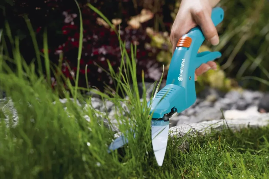 Classic grass shears, ergonomic handle shape