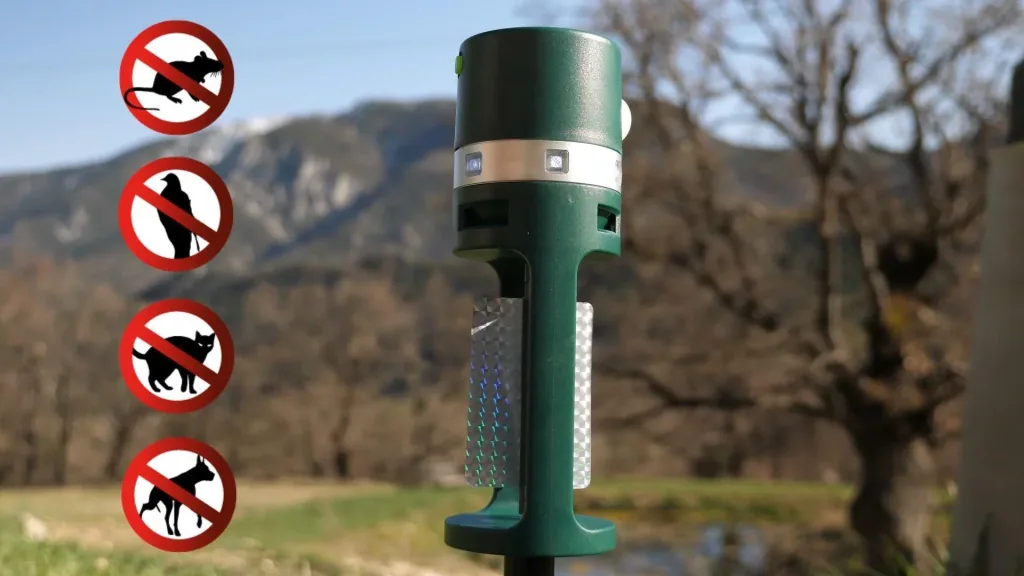 Solar animal deterrent "Reflector", with ultrasound and flash light