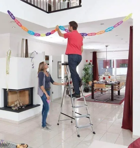 Secury stepladder with 4 steps and storage