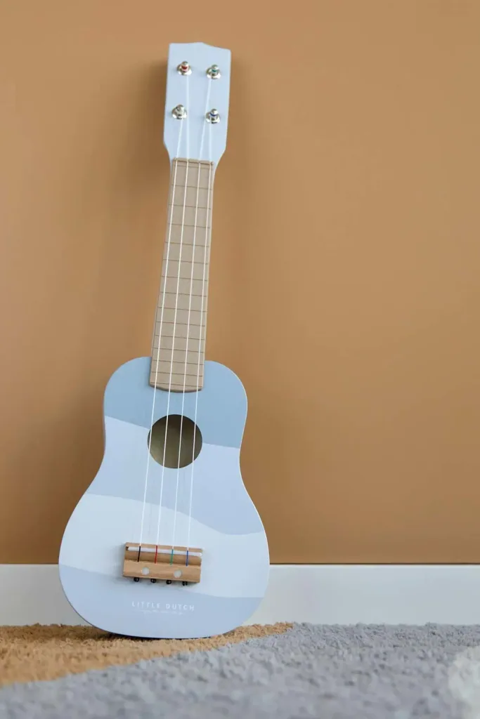 Little dutch children guitar blue