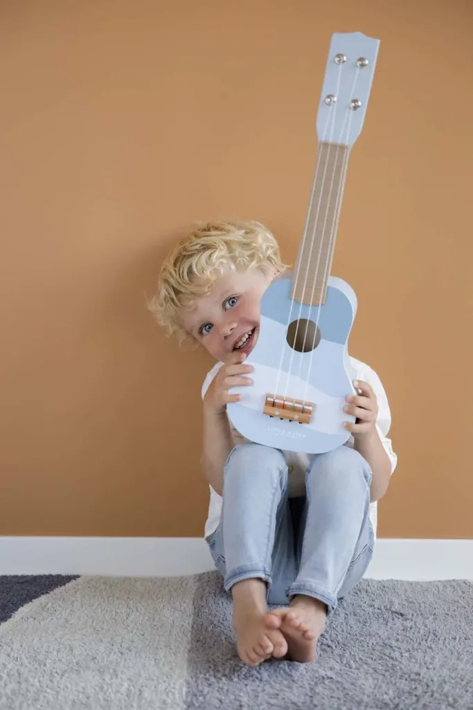 Little dutch children guitar blue