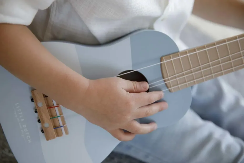 Little dutch children guitar blue