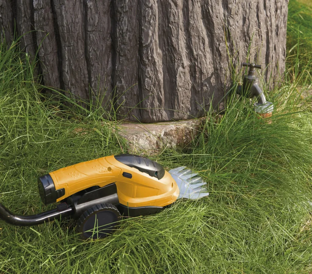 Cordless grass and shrub shears 3.6 V Li-Ion including walking stick and wheel set
