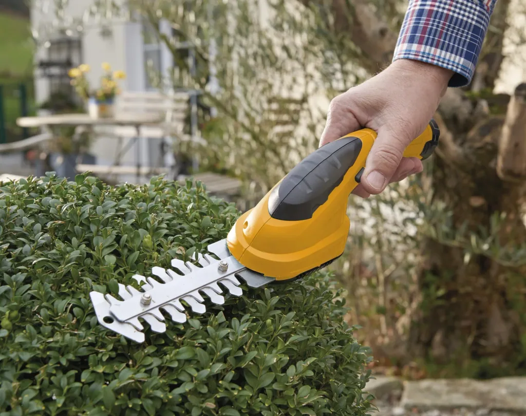Cordless grass and shrub shears 3.6 V Li-Ion including walking stick and wheel set