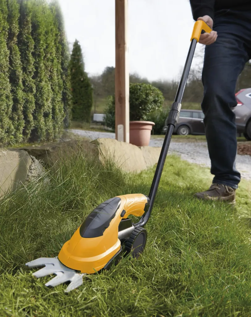 Cordless grass and shrub shears 3.6 V Li-Ion including walking stick and wheel set