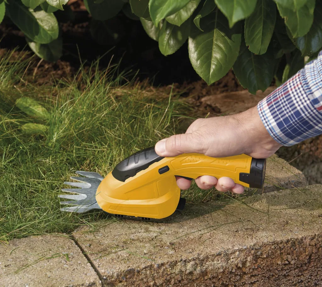 Cordless grass and shrub shears 3.6 V Li-Ion including walking stick and wheel set