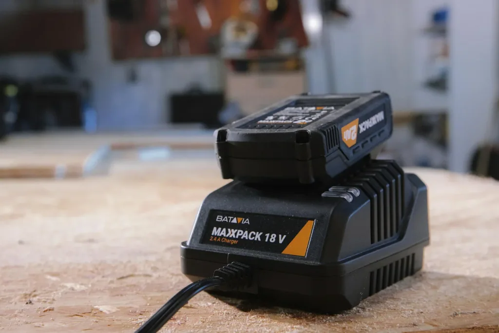 Maxxpack 18V charger 2.4Ah